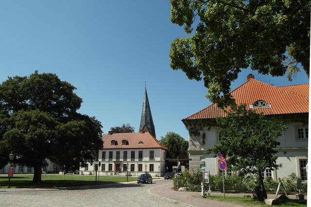 Zur Schlossanlage gehören noch mehrere Gebäude am Schlossplatz, so das Kavaliershaus (Bildmitte), die Landesbibliothek. Im Hintergrund die Stadtkirche St. Michaelis.