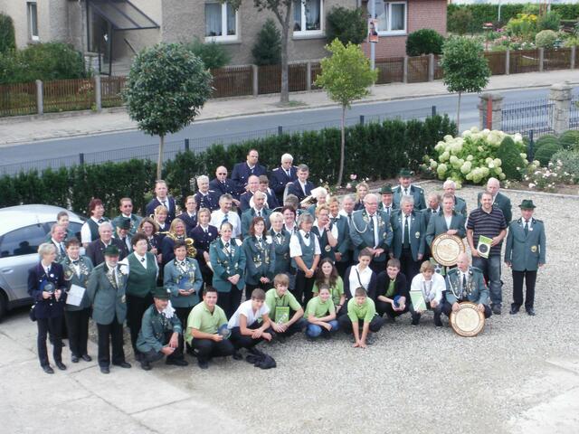 Gruppenbild auf Turnaus Hof (Musikzug + KKSV)