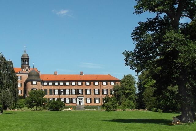Der Vierflügelbau zeigt zum Schlossgarten einen runden Eckturm mit barocker Haube und einen viergeschossigen Torturm mit barocker Laterne.