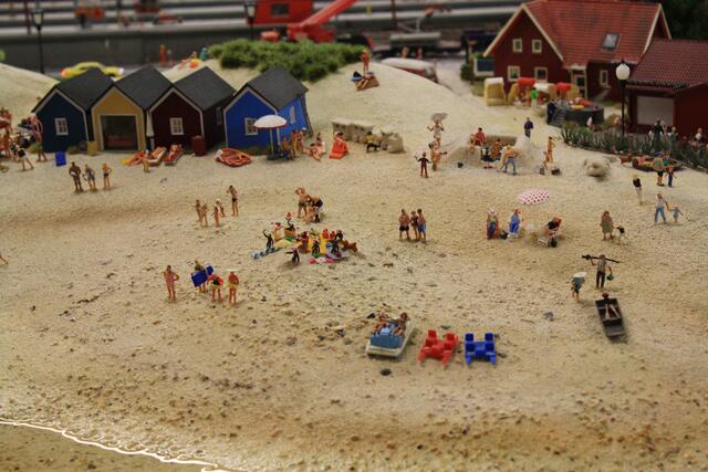 die Sonne treibt zahlreiche Gäste an den Strand .....