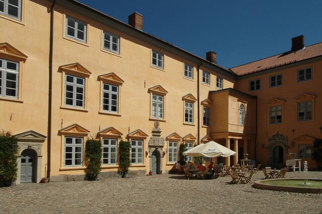 Der Innenhof des Eutiner Schlosses mit einer Brunnenanlage