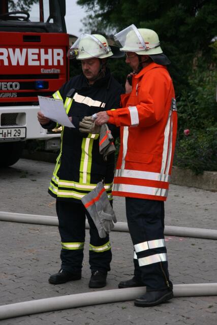 Einsatzleiter Uwe Bick, rechts, (stv. Ortsbrandmeister Vardegötzen) weist den Gruppenführer aus Hüpede, Jens Beier, links, (stv. Stadtbrandmeister und Ortsbrandmeister Hüpede) in die Lage ein.