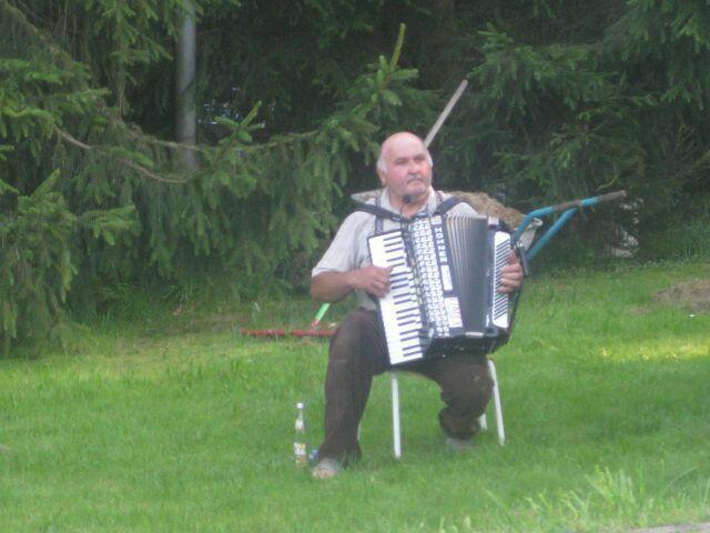 Live Musik/angenehme Lieder stören in keiner Weise beim Essen und unterhalten