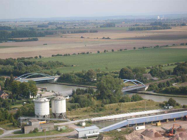 Blick auf den Mittellandkanal,links die Bolzumer Brücke, rechts die Eisenbahnbrücke, im Volkmund " Knackerbrücke " genannt. Rechts gehts nach Hannover