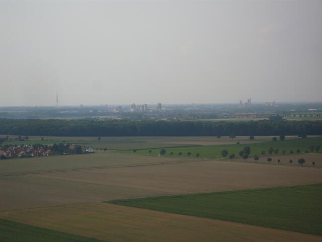 In der Ferne das Zementwerk Holcim