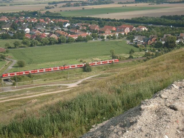 Die S-Bahn fährt hier nach rechts über den Mittellandkanal nach Hildesheim