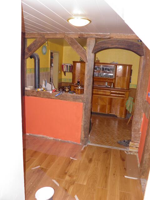 die neuen Dielen sind drin, und etwas Farbe ist auch schon an der Wand