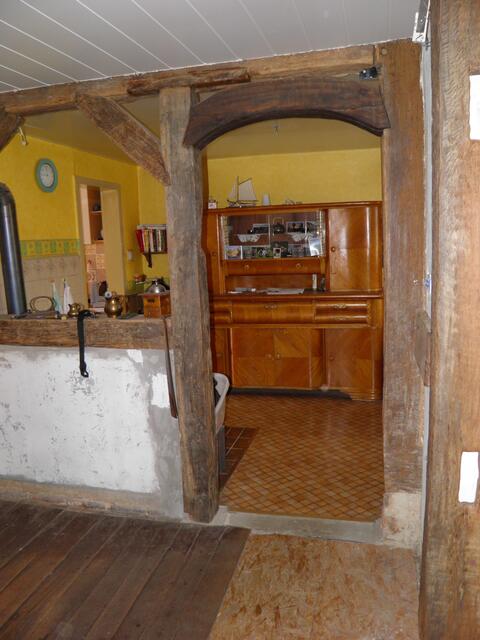 Die Tür nebst Zargen und Wand ist raus, die Balken (Mitte, Bogen und links) sind alle neu eingesetzt worden.