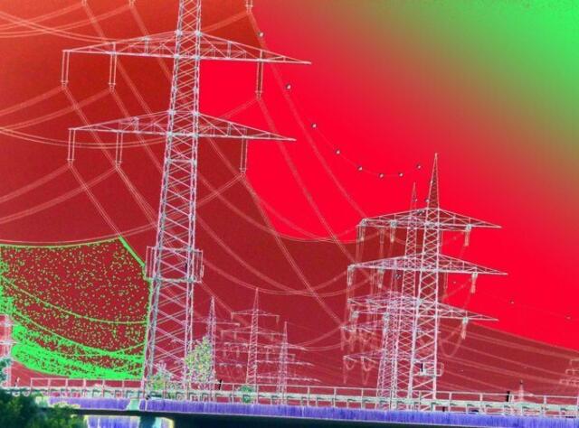 ars evolutoria PERFORMANCE zeigt Beispiele für Hochspannungsleitungen: Dies sind Stromleitungen, die zur Übertragung von elektrischer Energie über große Distanz dienen