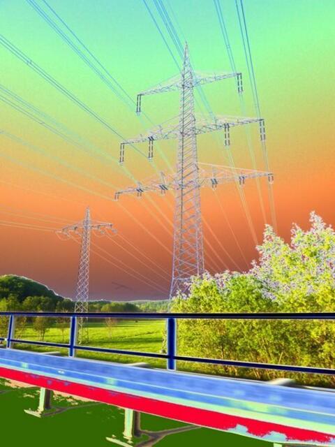 ars evolutoria PERFORMANCE zeigt Beispiele für Hochspannungsleitungen: Dies sind Stromleitungen, die zur Übertragung von elektrischer Energie über große Distanz dienen.