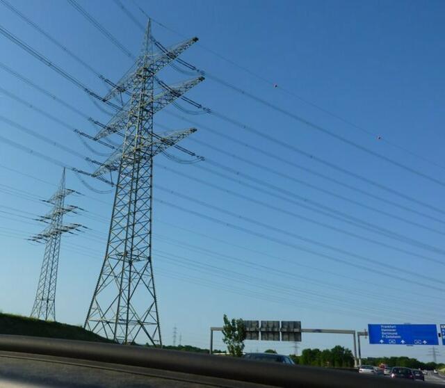 ars evolutoria PERFORMANCE zeigt Beispiele für Hochspannungsleitungen: Dies sind Stromleitungen, die zur Übertragung von elektrischer Energie über große Distanz dienen.