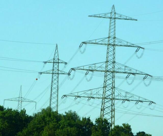 ars evolutoria PERFORMANCE zeigt Beispiele für Hochspannungsleitungen: Dies sind Stromleitungen, die zur Übertragung von elektrischer Energie über große Distanz dienen.