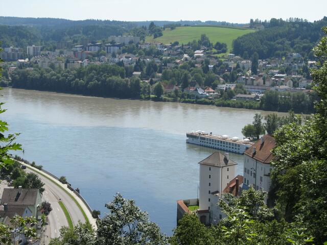 Die "braune Dreckbrühe" oben ist der Inn. Hier trägt sie viel mehr Wasser als die "blaue Donau" (mittig), der untere dunkle Fluss ist die Ilz.