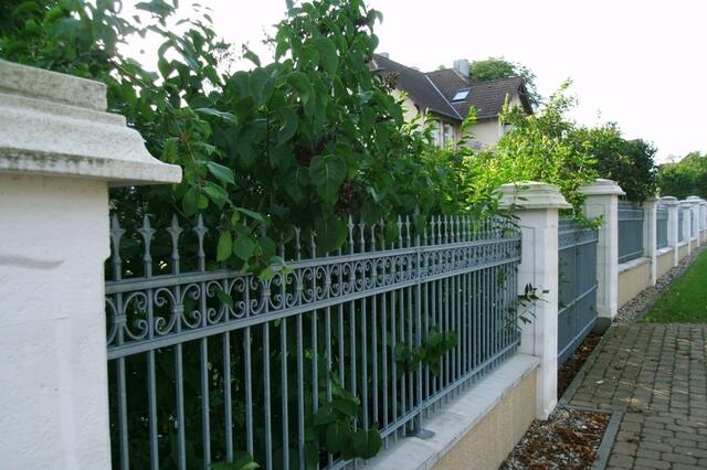 Mächtige Umzäunungen ...