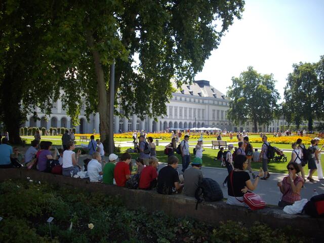 Besucher suchen im Schlossgarten den Schatten, um auszuruhen.