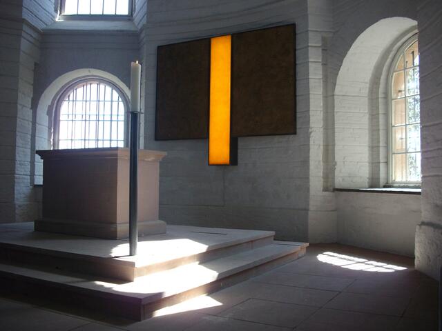 Festungskirche im Nachmittagslicht - überzeugend in ihrer schlichten Gestaltung: Triptychon, Steinaltar und ein schlanker Lichthalter.
