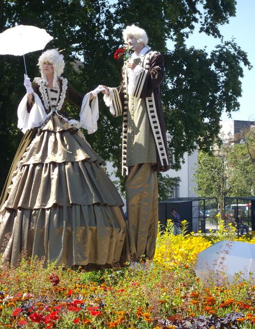 ZEBRA - Stelzentheater: Die Hoheiten lustwandeln.