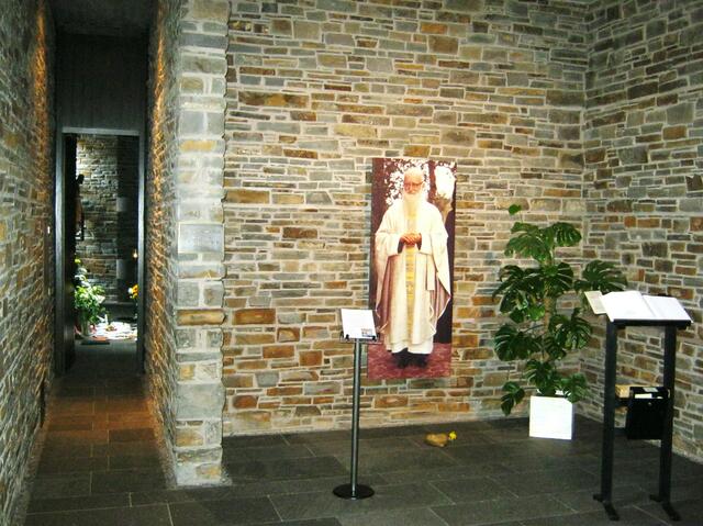 Gründer Pater Josef Kentenich - Eingang Anbetungskirche (Berg)