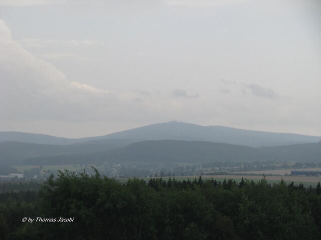 Auf dem Heimweg kam die Dusche. Hier ein Blick zum Fichtelberg.