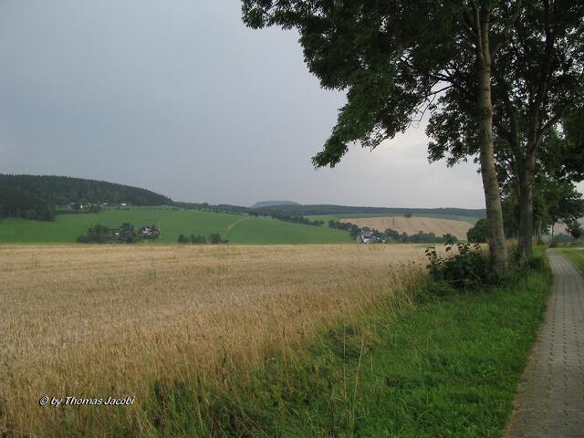 Im Hintergrund erhebt sich der Bärenstein.