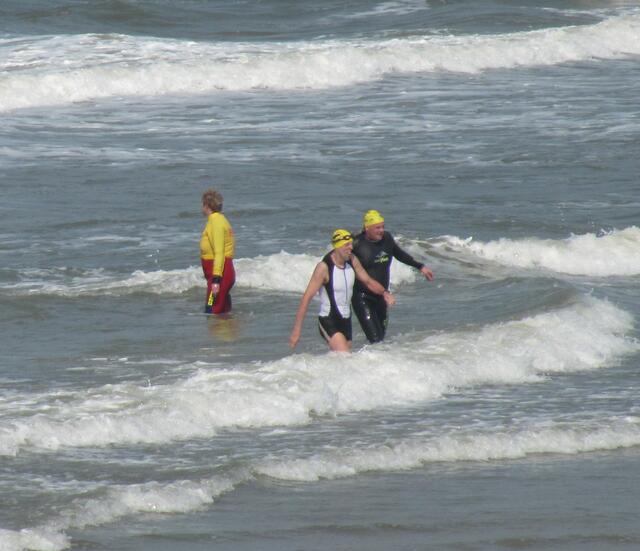 Erschöfft aus dem Wasser, jetzt 500 m durch den Sand zur Wechselzone