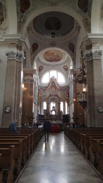 Wunderschöne, helle Kirche