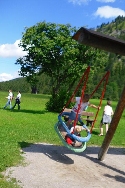 Ein kleiner Junge wollte geschaukelt werden