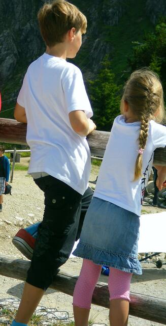 Nico und Alena beobachten die Drachenflieger