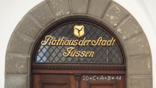 Rathaustür - von Sternensängern gesegnet