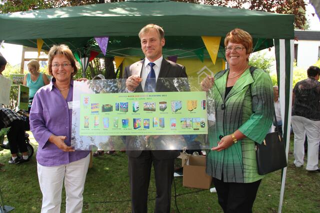 Übergabe einer Bildcollage an die Stadt Lehrte von 26 bemalten Kästen vom VERBAND WOHNEIGENTUM NIEDERSACHSEN e.V./Laube-Hoffmann-Herczeg-Voß