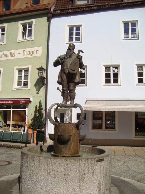 Lautenmacherbrunnen (Die Stadt ist bekannt für ihren Lauten- und Geigenbau)