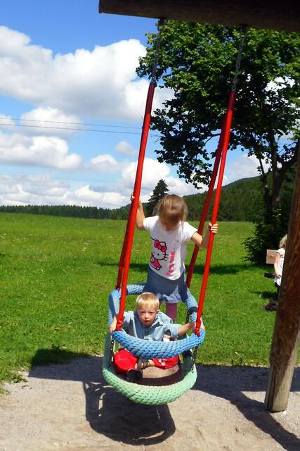Alena half mit, dass der Kleine Spaß hatte