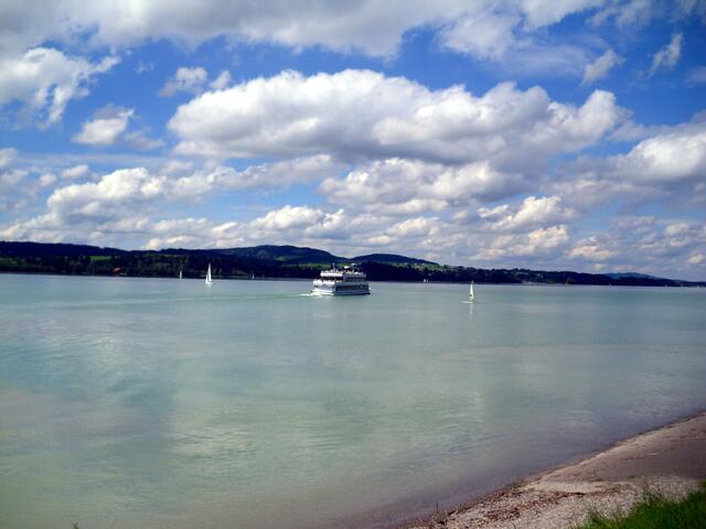 Auf dem Forggensee sehen wir das Schiff nur noch von ferne