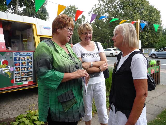 Bürgermeisterin Jutta, Voß, Frau Meyer,Malereibetrieb aus Ahlten, Frau Beuke Schulleiterin Realschule Lehrte