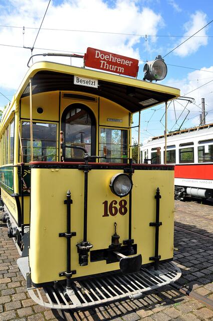 Fahrerstand vorne offen: alte Straßenbahn aus Hannover.
