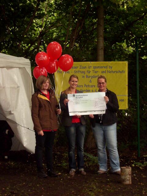 Die Stadtsparkasse Burgdorf überreichte dem Tierheim einen Spendenscheck im Wert von 200 Euro.