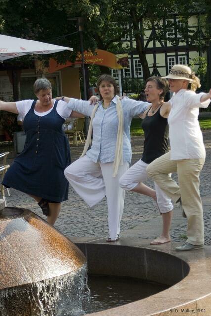 Man sieht, es macht ihnen Spaß. Martina Fernholz (2. v.l.) mit einem Teil ihrer Gruppe.