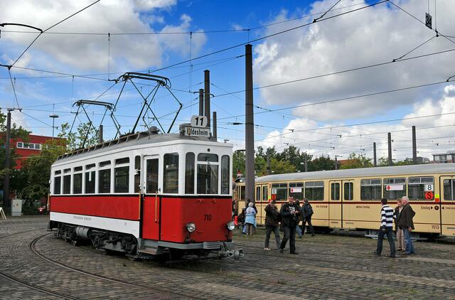 Die Rote Elfe und eine Straßenbahn aus den 60gern im Hintergrund.