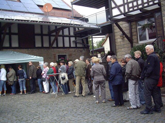 Schlange vor dem Würstchen Stand
