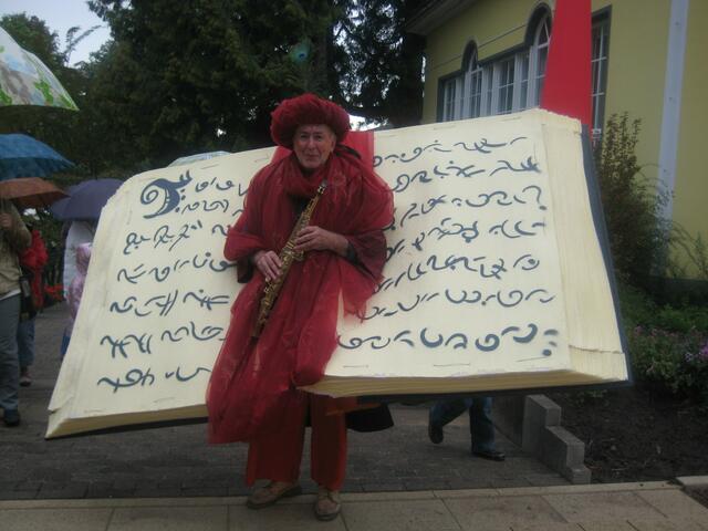 Er hatte seine Noten gleich mitgebracht.