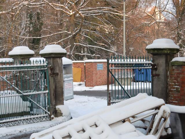 Blick auf das Einfahrtstor über den Bauhof -Lagerplatz hinweg