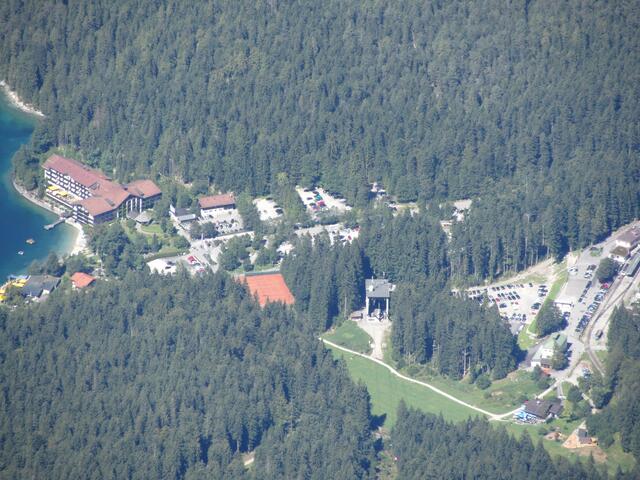 Talstation der Seilbahn vom Eibsee mit Parkplätzen und Hotel
