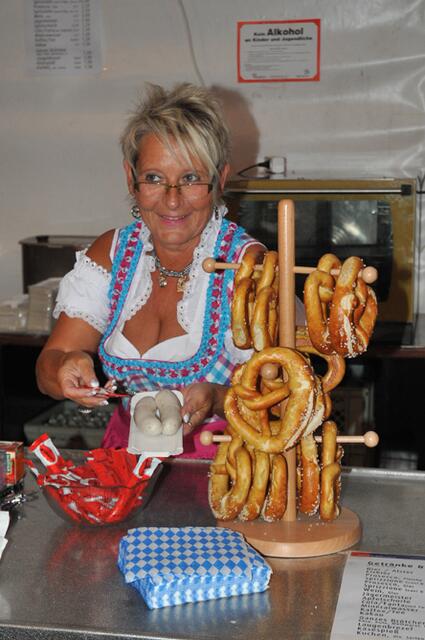 Der perfekte Bayerische Abend, zumindest für uns Nordlichter: Brezl'n, Weisswürscht'l und Holz vor der Hütt'n - was will man mehr? | Foto: ® Rick Bilderdienst