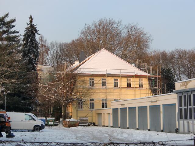 Blick auf das alte Rittergut von Alten , heute Altes Rathaus, von hinten.Davor der Garagenpark des Bauhofes der Stadt Laatzen. um den Abriss dieser gebäude wäre es sicher nicht schade....für einefamiliengerechte Neubebauung oder eine Erweiterung des Parks. Hier könnte es zum Beispiel einen Garten mit historischen Pflanzen geben ...