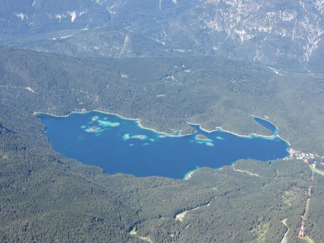 Der Eibsee von der Aussichtplattform der Zugspitze aus fotografiert