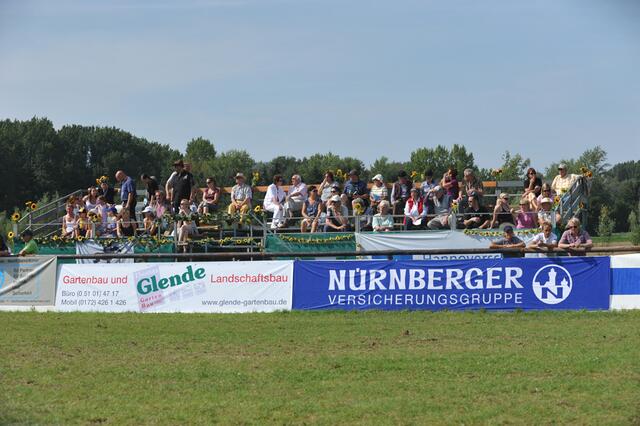 Von der Tribüne aus hatte man einen besonders guten Überblick über das Turniergeschehen und die Gäste ließen sich das gute Wetter gern gefallen. | Foto: ® Rick Bilderdienst