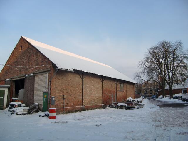 Die Scheune auf der rechten Hofseite, heute vom Bauhof als Salzlager im Winter genutzt