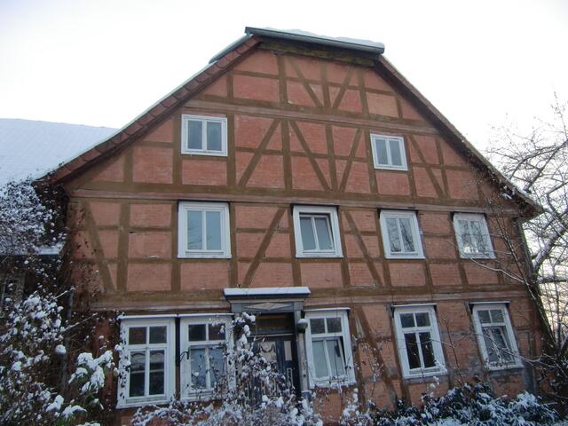 Vorderansicht des Wohngebäudes, völlig intakte Fachwerkstruktur und eine wunderschöne Eingangstür. Wäre hier nicht der ideale Platz für das Laatzener Stadtarchiv ?
