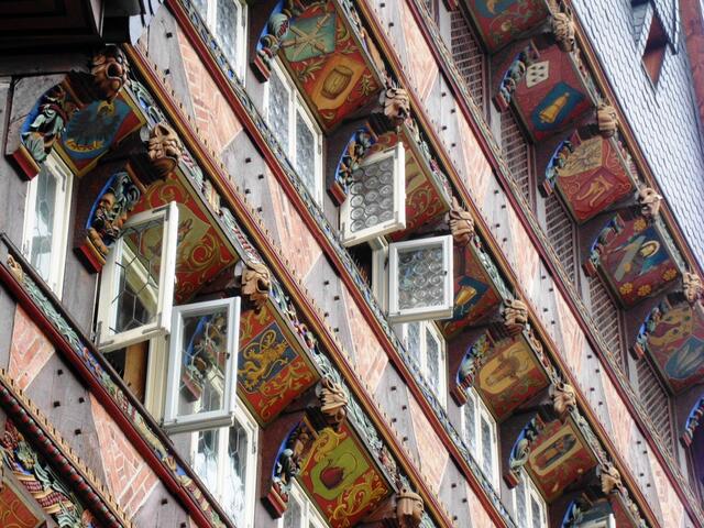 Die Fenster vom Museum sind geöffnet