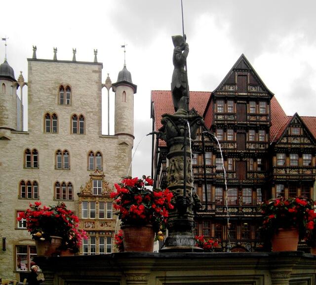 Rathausbrunnen vor Tempel- und Wedekindhaus